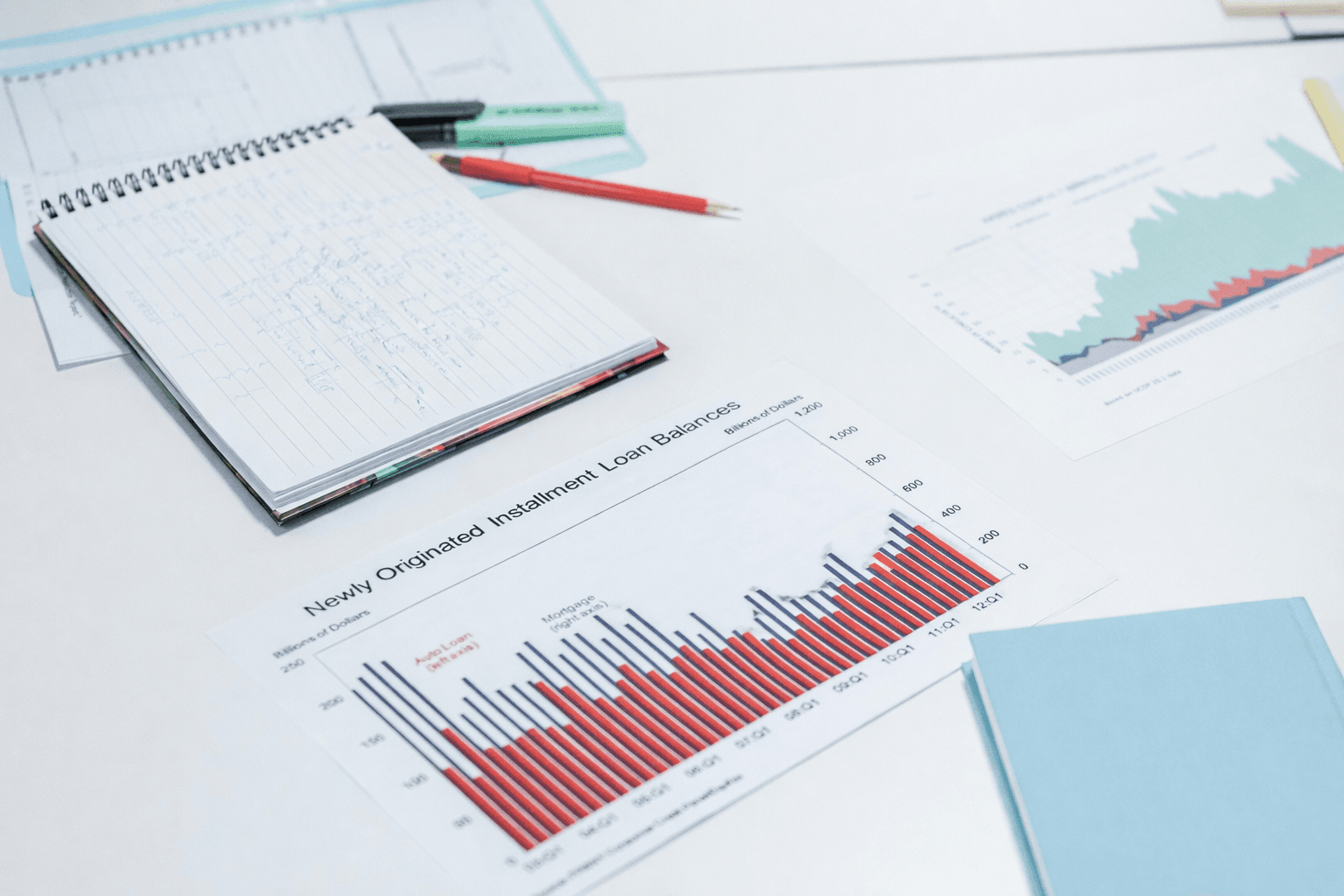 Profissional utilizando tablet em escritório